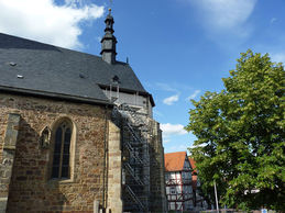 Einrüstung von St. Crescentius an der Südseite (Foto: Karl-Franz Thiede)